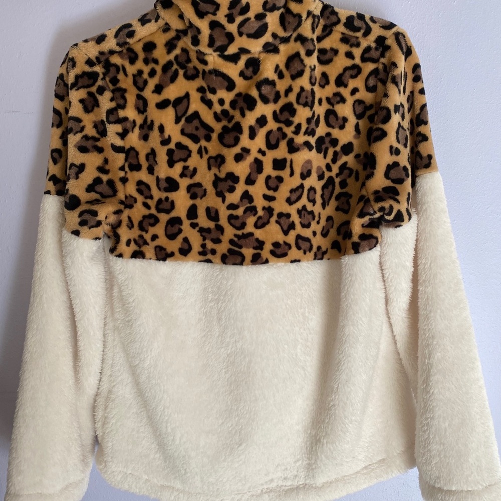 Leopard Fuzzy Pull Over - Picture 2 of 5